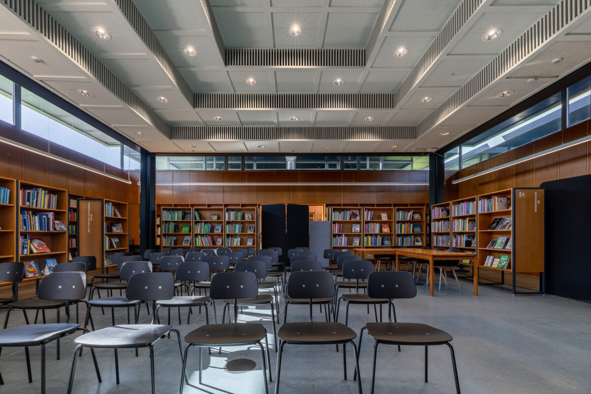 Arkitekturfotografi: Åby Bibliotek — A. Gravers og J. Richter (1)